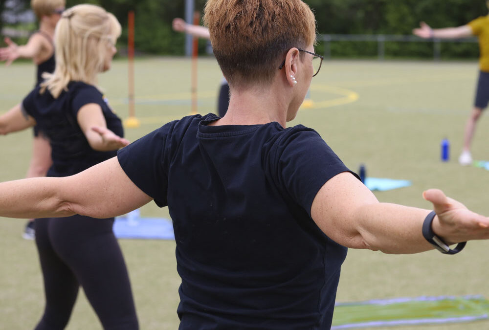 Frau im Freien beim Sportkurs